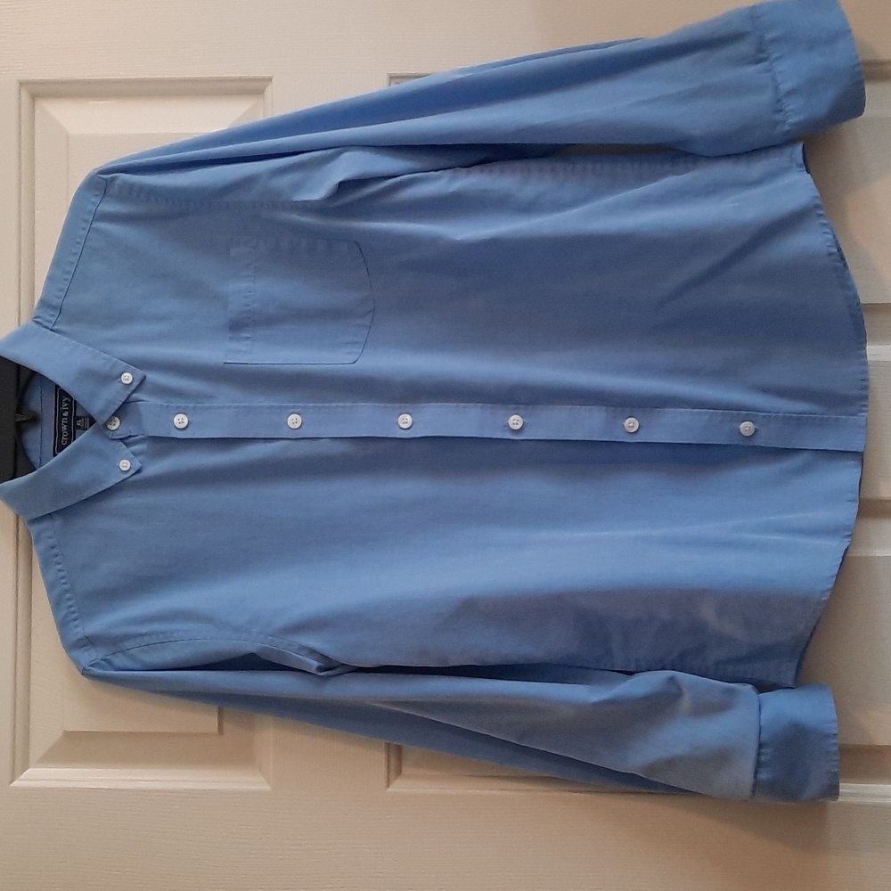 Crown & Ivy. Long Sleeve Button Down Shirt. Blue. Youth XL.